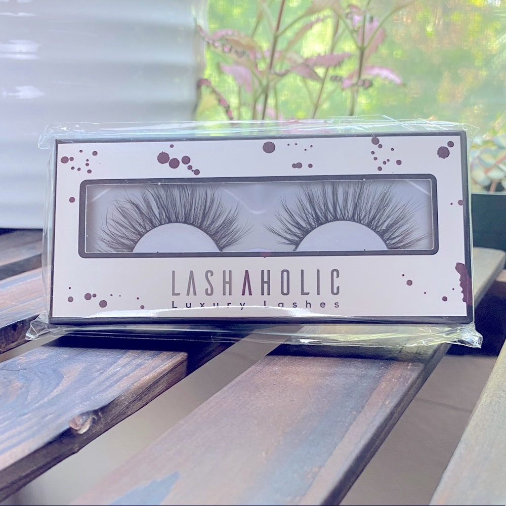 [NEW] Lashaholic Luxury Lashes in Kiss Me